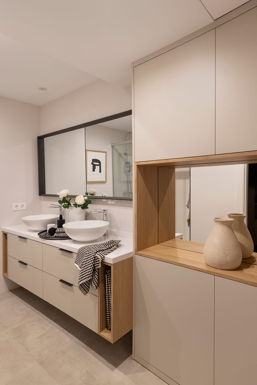 baño con mueble volado y dos lavabos