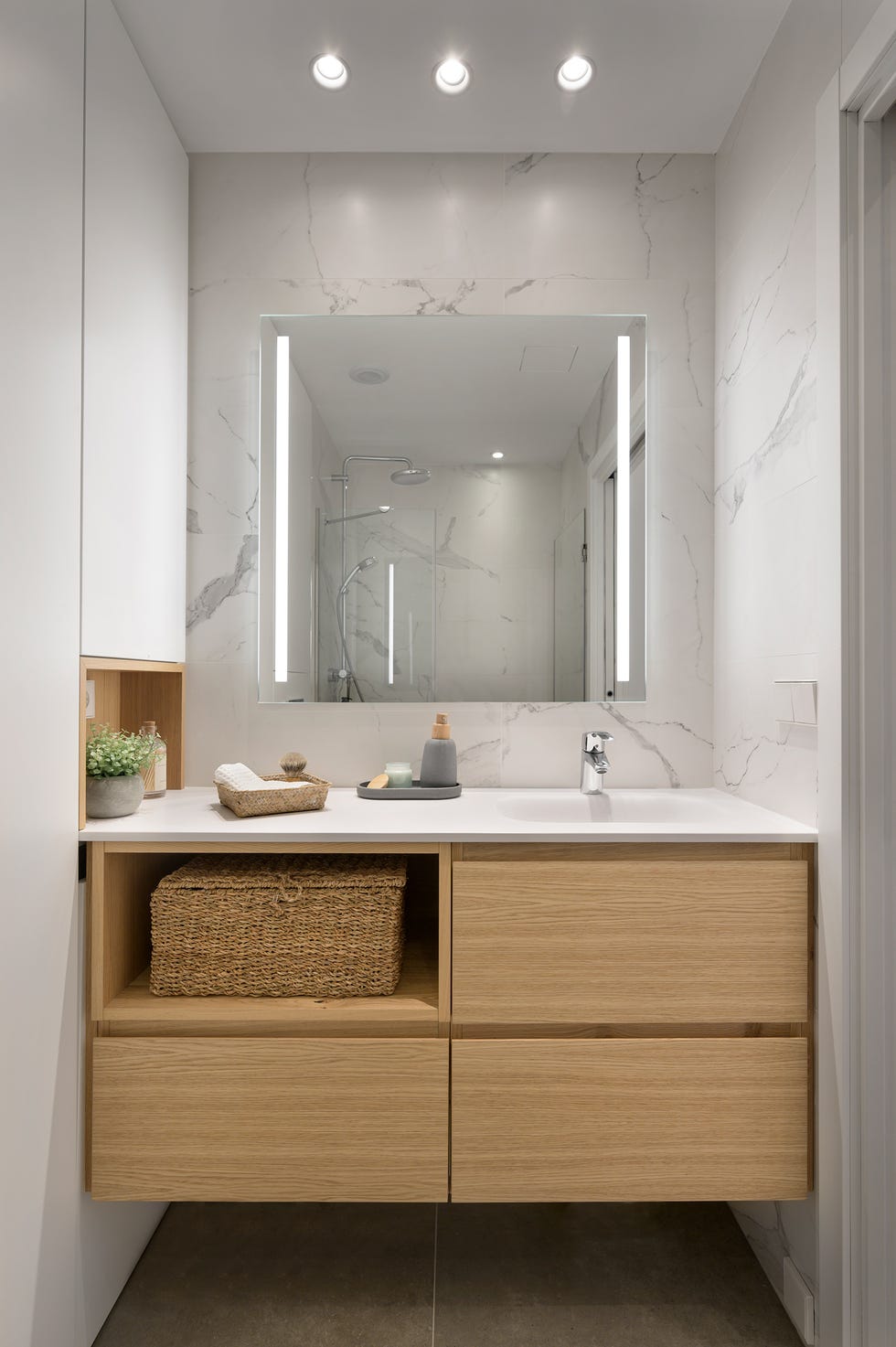baño con mueble volado de madera