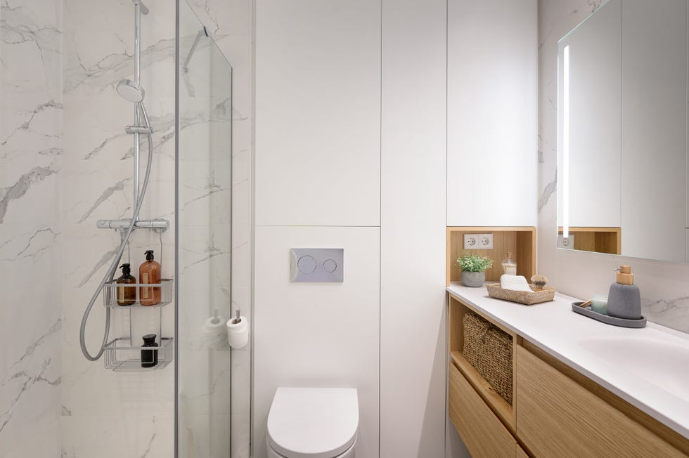 baño con estantería blanca a medida