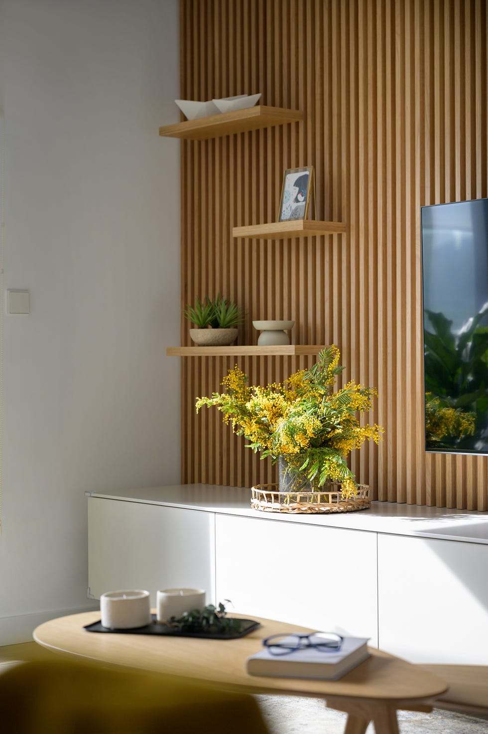 mueble de tv con revestimiento de listones de madera