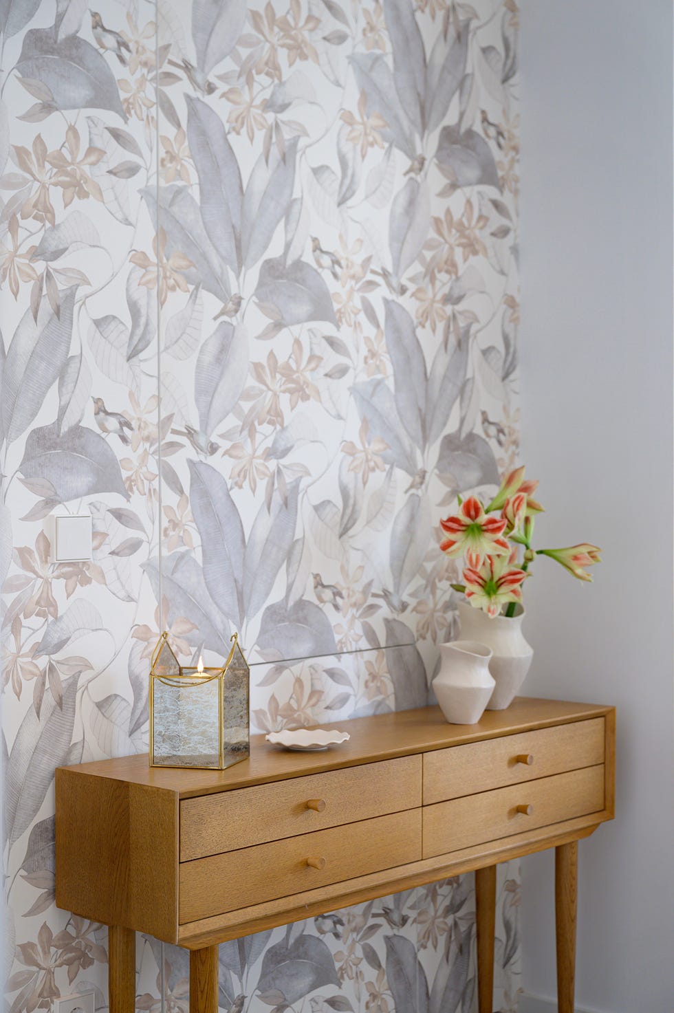 consola de madera y papel pintado floral