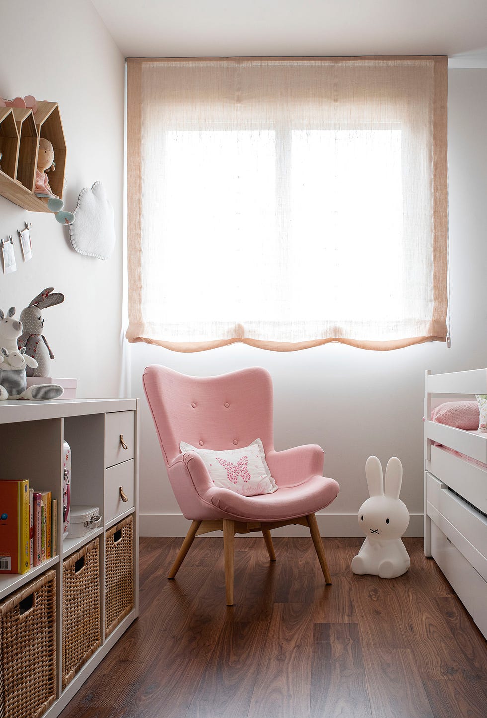 habitación infantil con butaca rosa