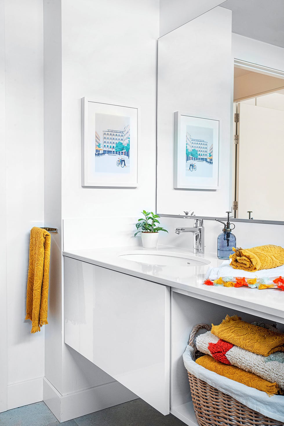 baño con mueble bajolavabo blanco suspendido