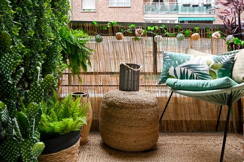 terraza pequeña decorada con fibras naturales