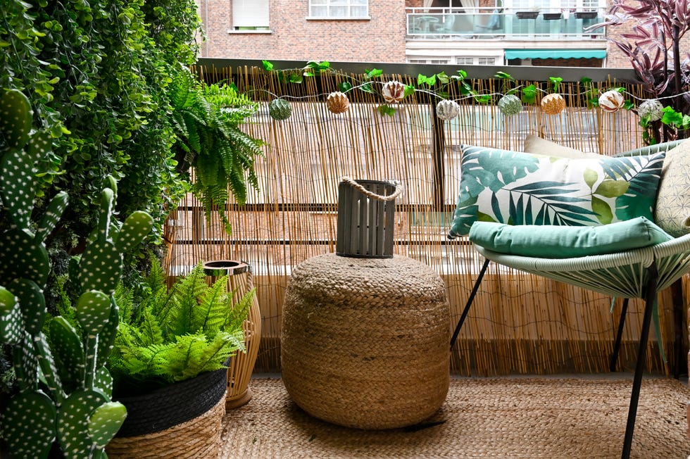 terraza mini decorada con fibras naturales