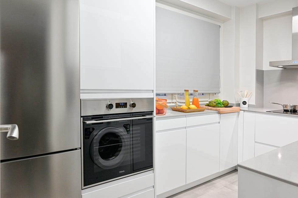 cocina moderna con armarios blancos sin tiradores