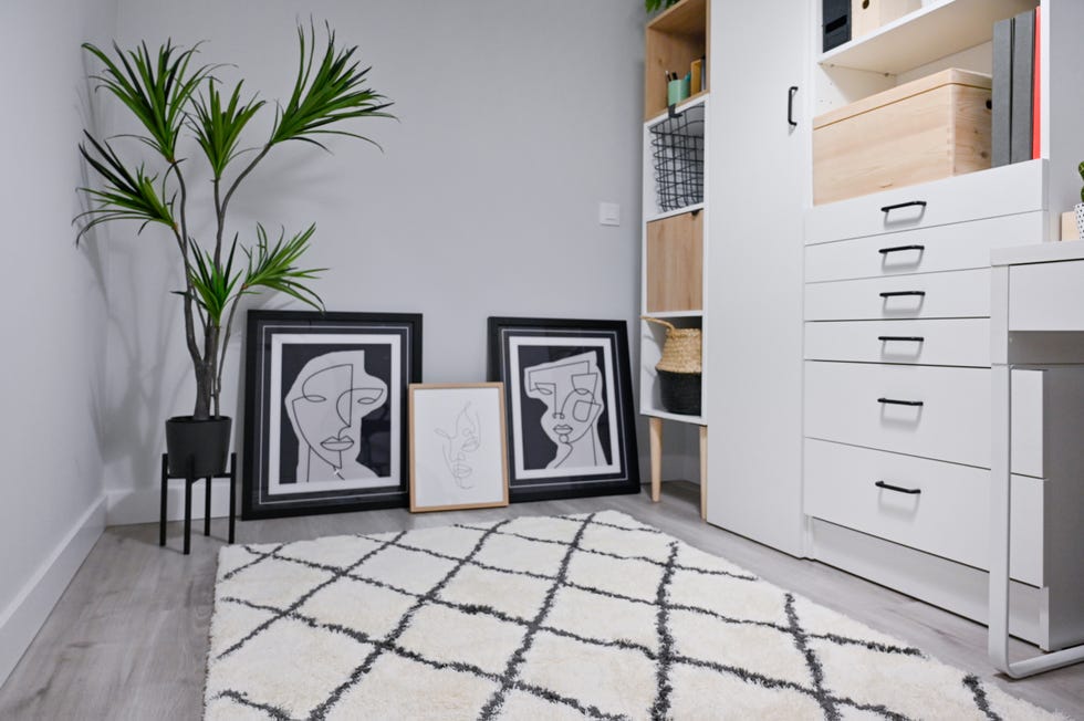 despacho con armario blanco y alfombra kilim
