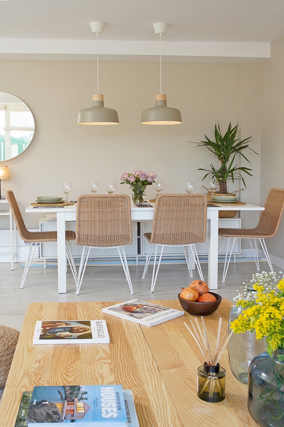 mesa de comedor blanca extensible y sillas de ratán