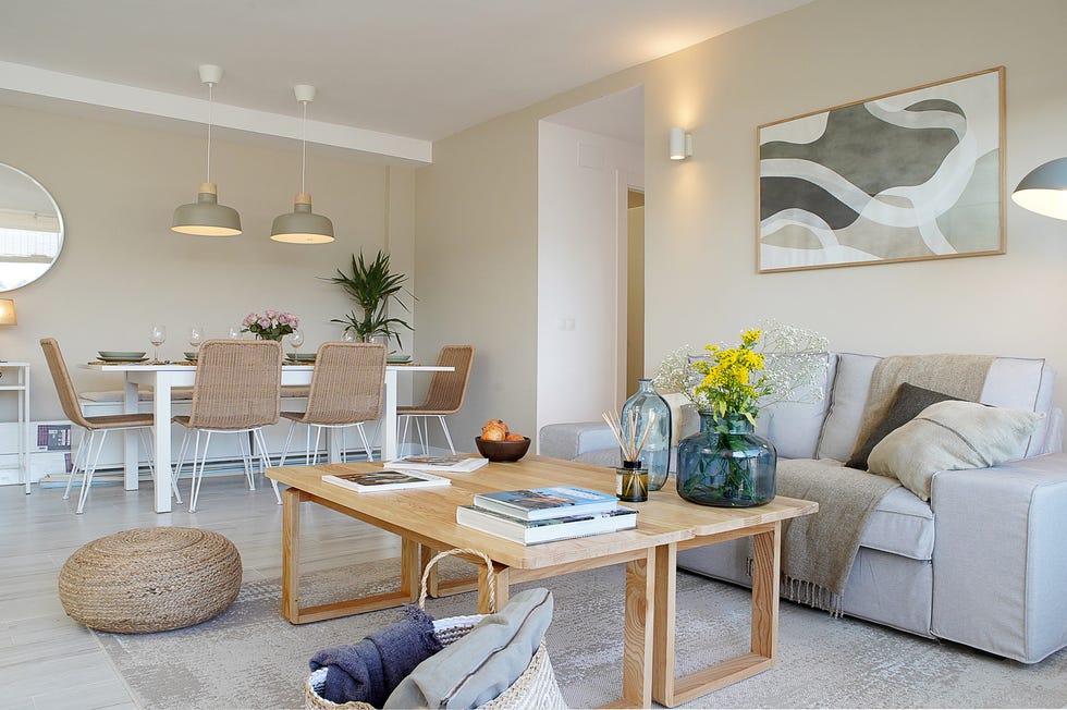 salón comedor decorado en tonos neutros con madera y fibras