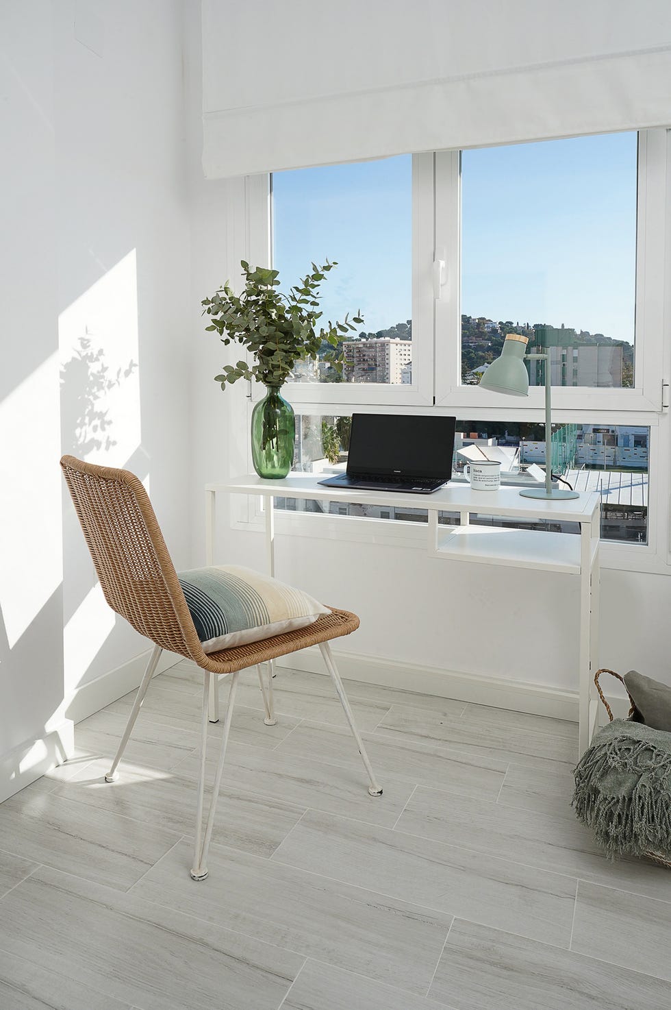 escritorio blanco con silla de ratán