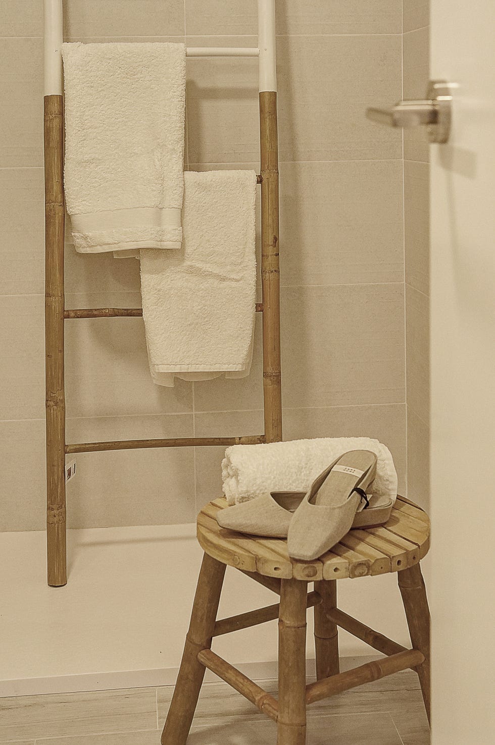 ducha con escalera y taburete de bambú