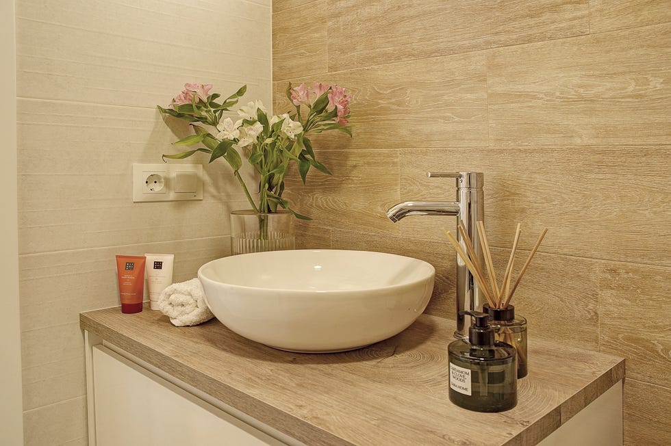 baño revestido con porcelánico efecto madera