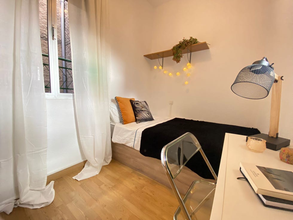 dormitorio con cama individual y escritorio