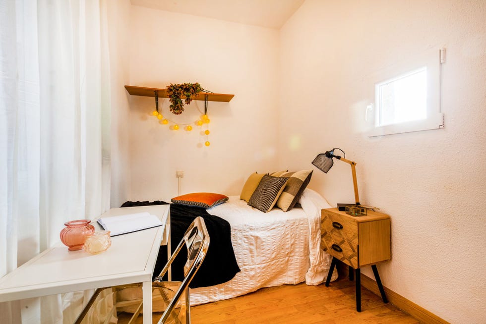 dormitorio con cama individual y escritorio