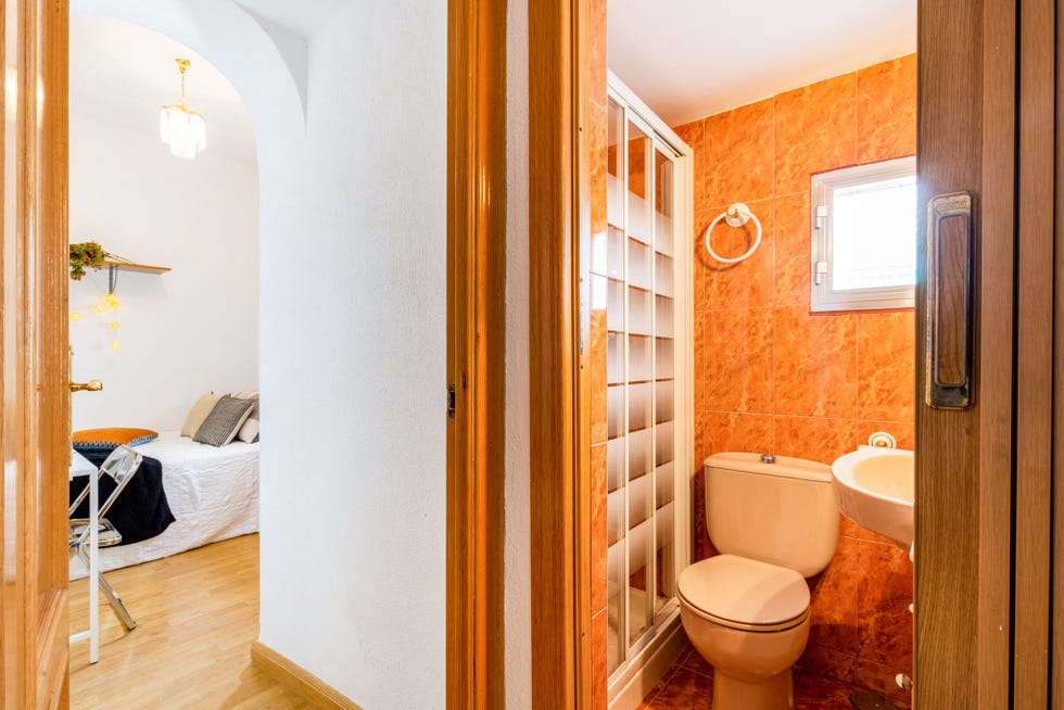 baño pequeño con ventana y ducha