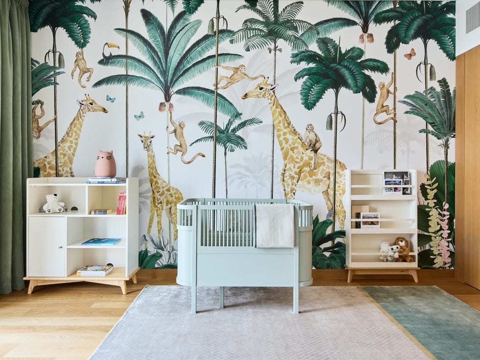 habitación infantil con papel pintado con motivos selváticos