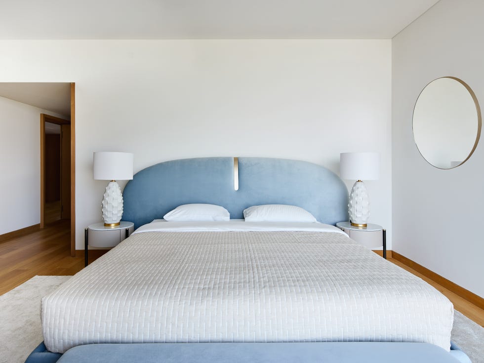 cama de terciopelo azul con banqueta a juego