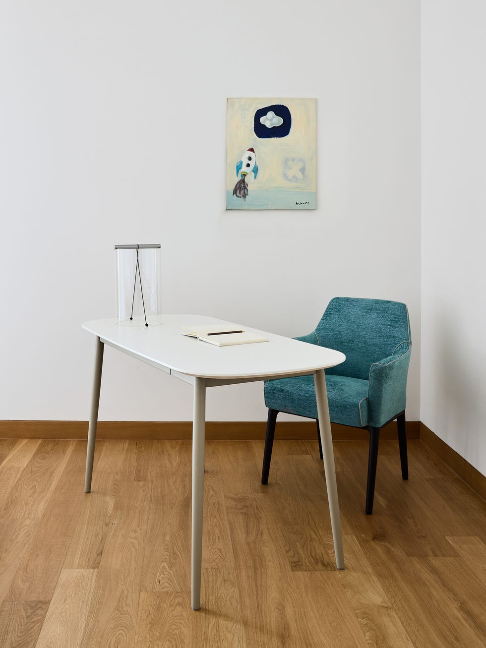 escritorio blanco con silla azul