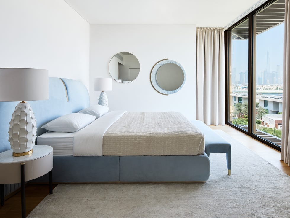 cama de terciopelo azul con banqueta a juego
