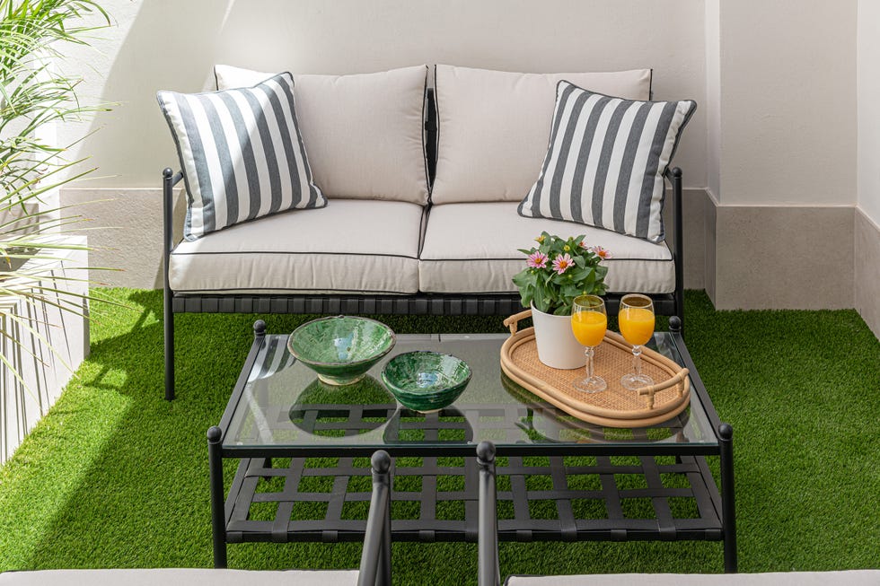 sofá y mesa de jardín
