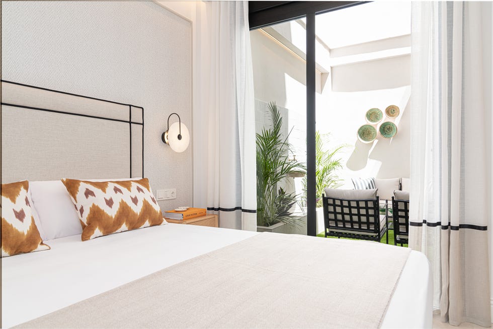 dormitorio con salida al patio