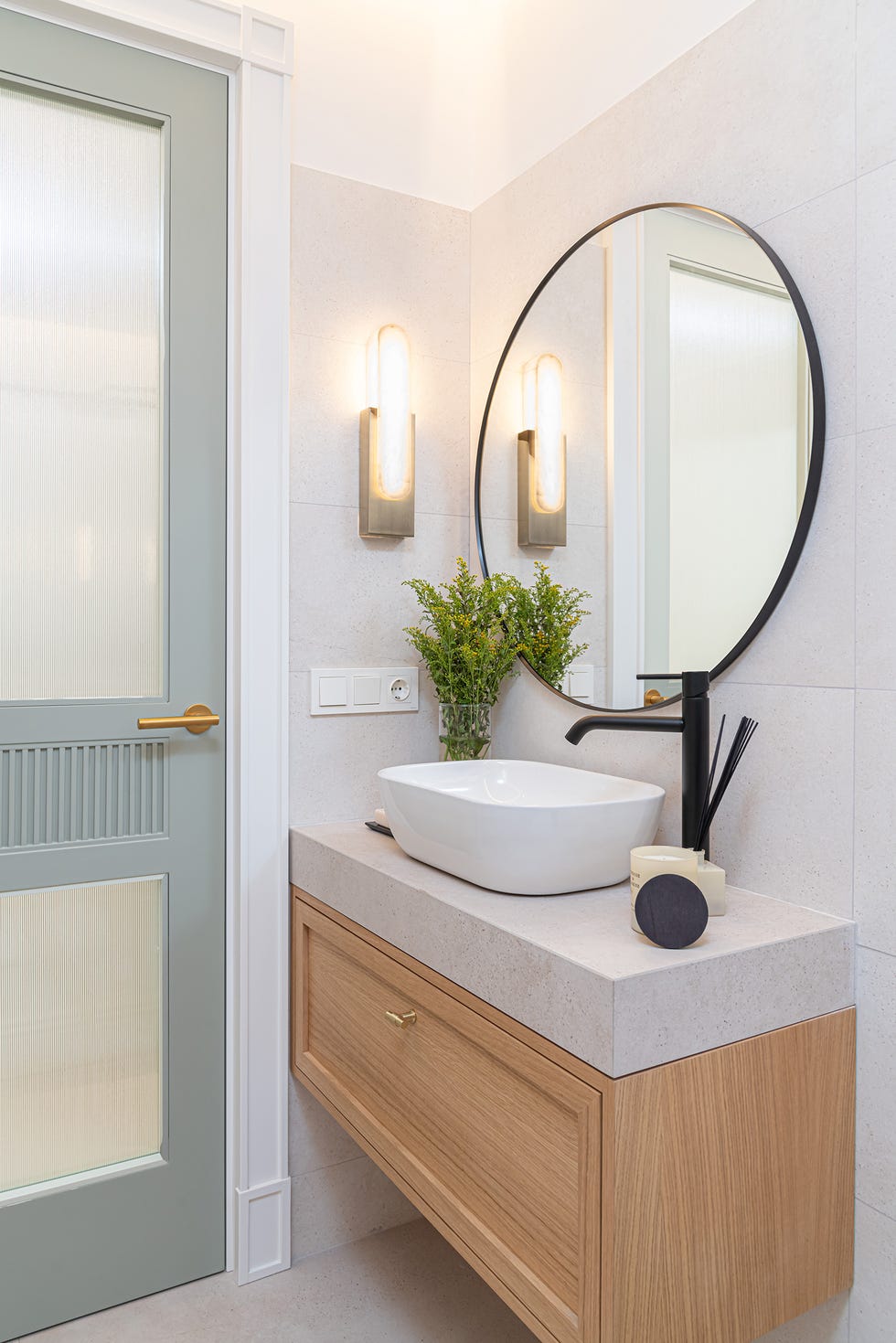 mueble de baño volado de madera y espejo redondo