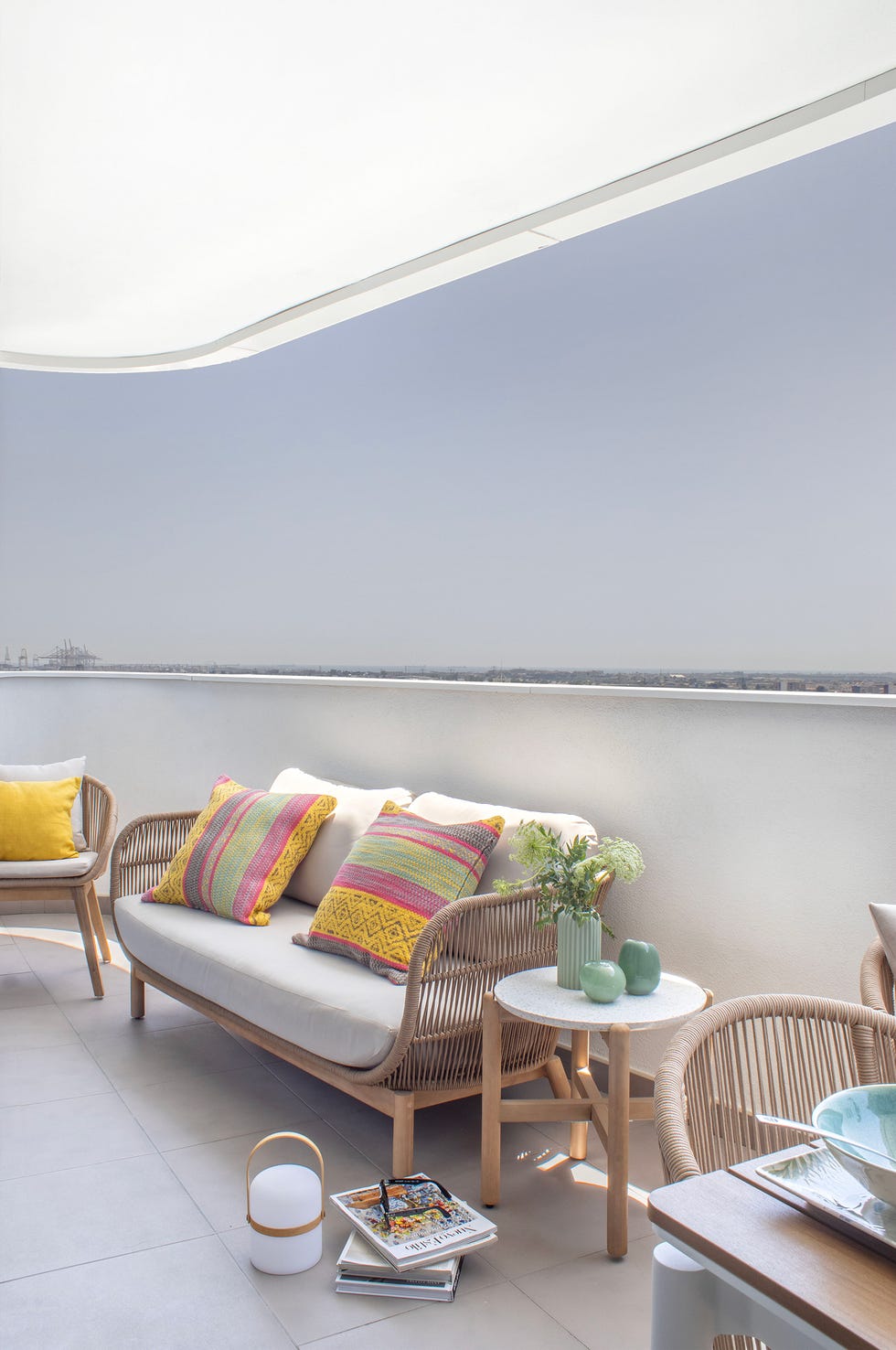 terraza con muebles de exterior de cuerda