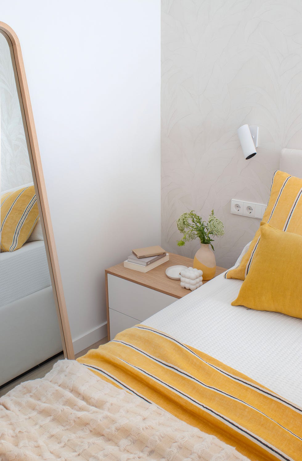 mesita de madera y color blanco con aplique