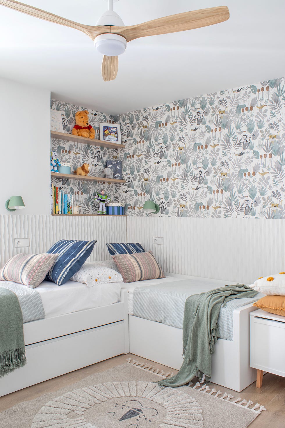 habitación infantil con camas de color blanco en l