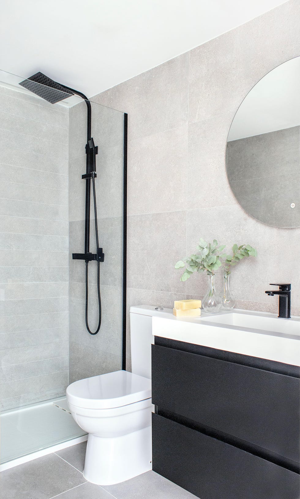 baño con ducha y mueble volado negro