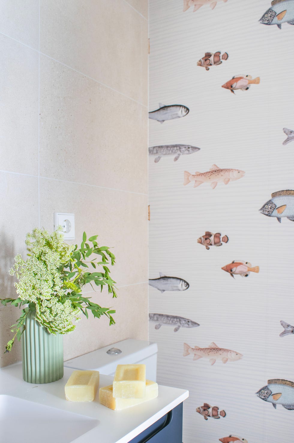 baño con papel pintado con dibujos de peces