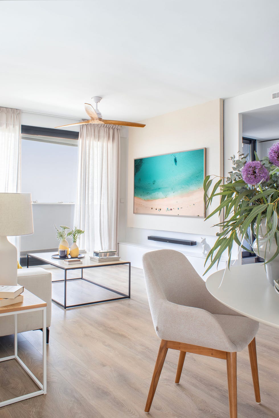 salón comedor con mueble de tv en blanco