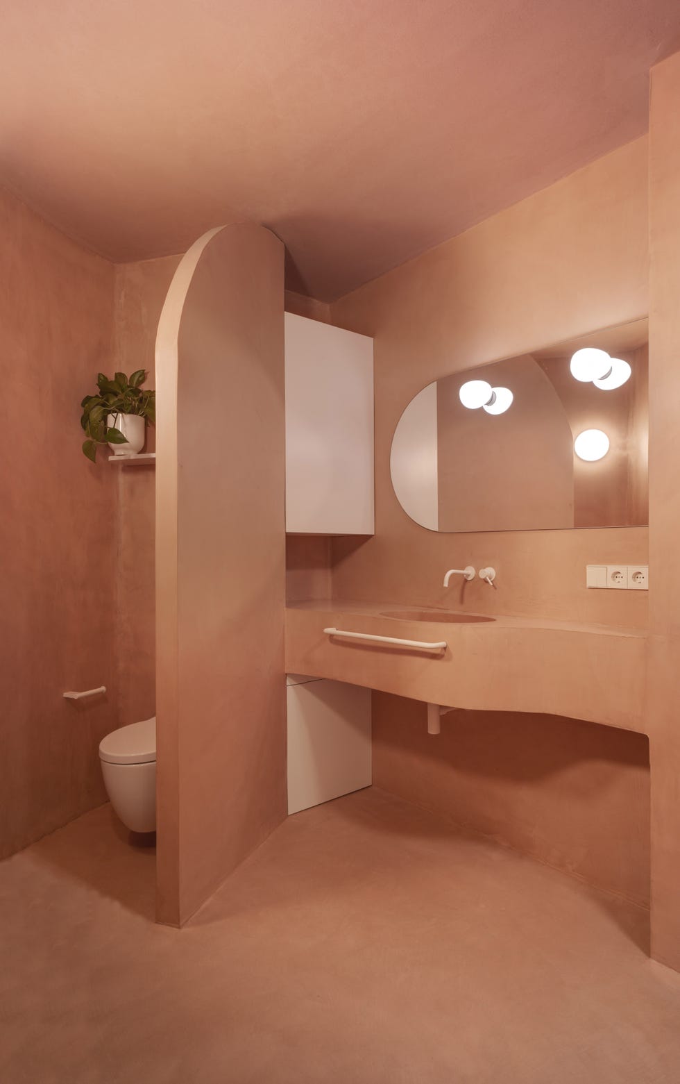 baño minimalista de color rosa empolvado