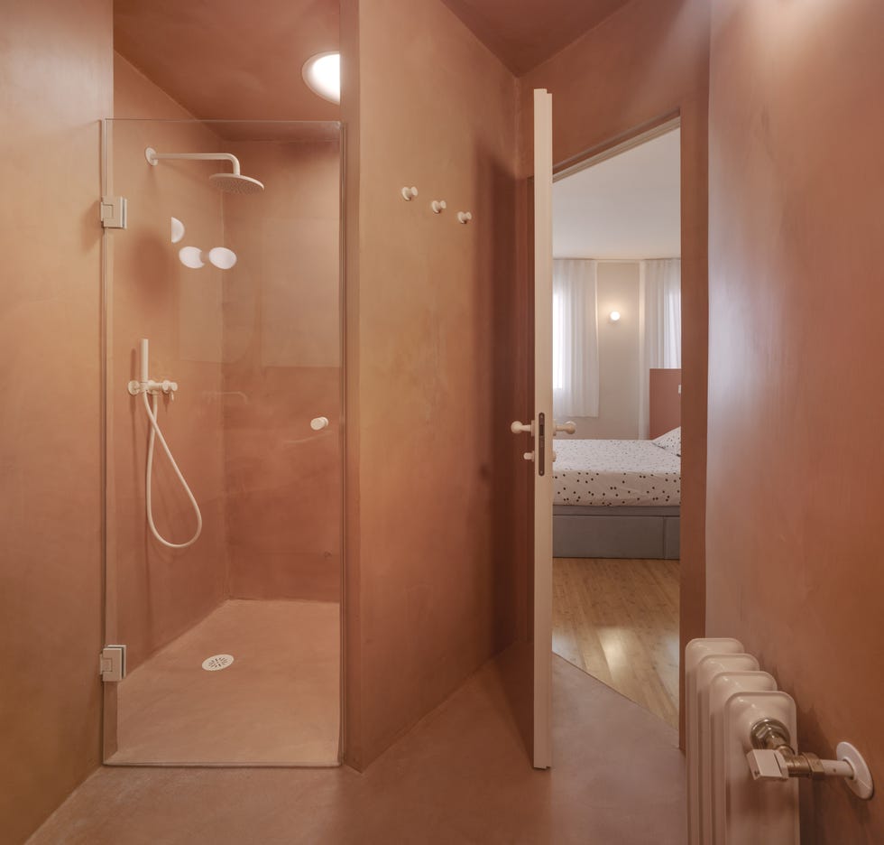 baño minimalista de color rosa empolvado