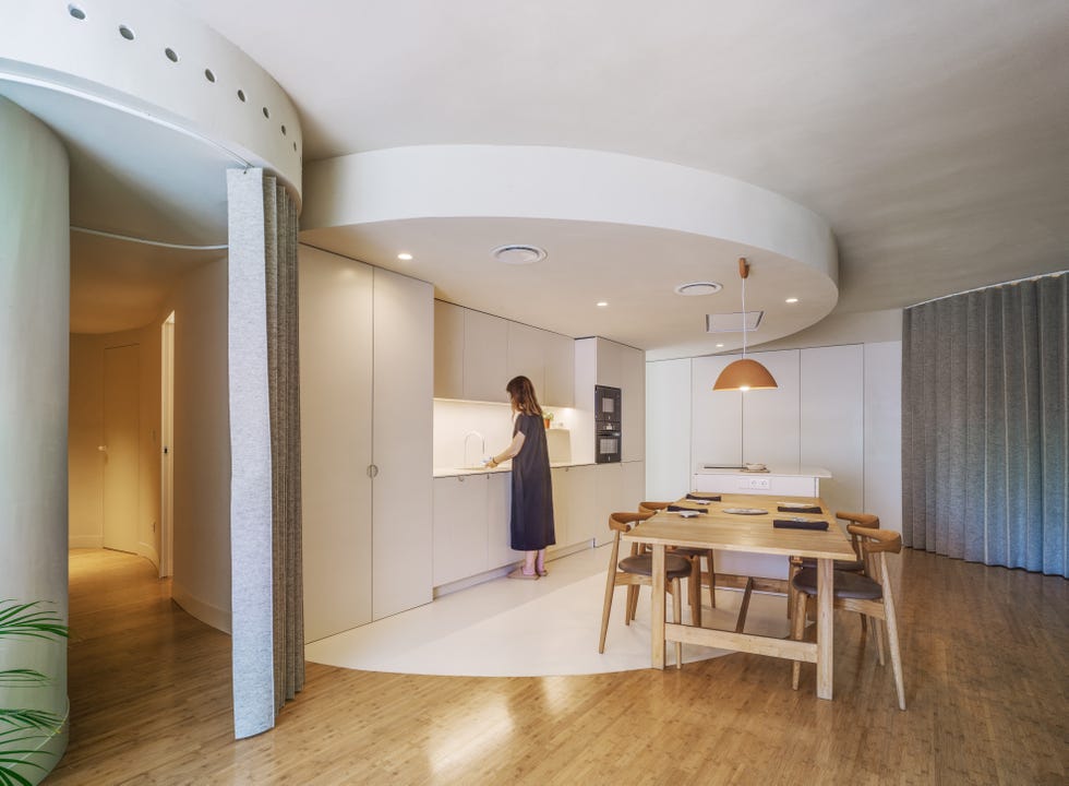 cocina abierta blanca con diseño moderno, isla central y office