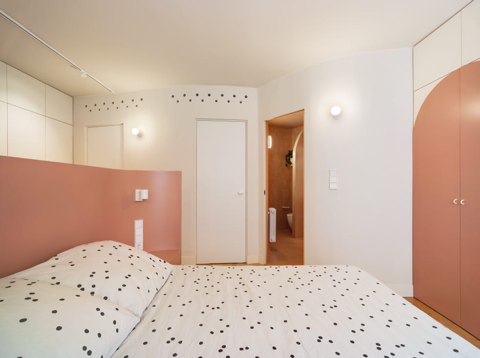 dormitorio moderno con cabecero y armario de diseño en color rosa