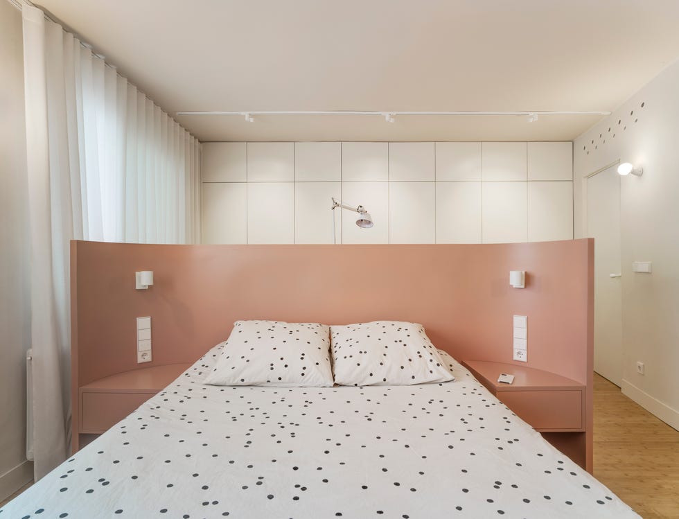 dormitorio moderno con cabecero de diseño en color rosa
