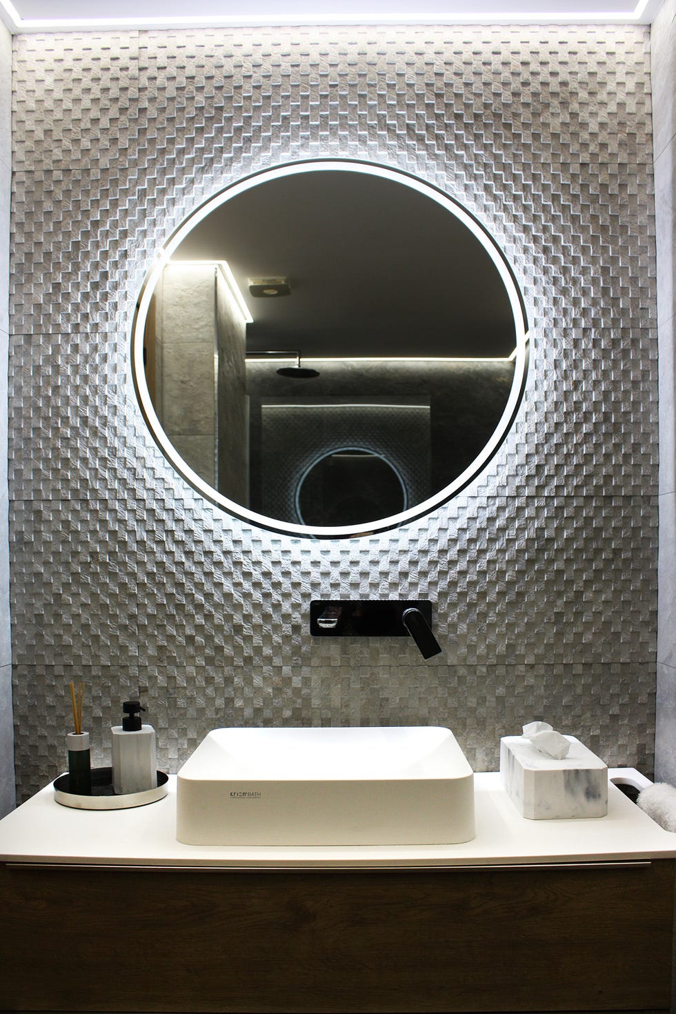 baño de diseño industrial con pared de piedra