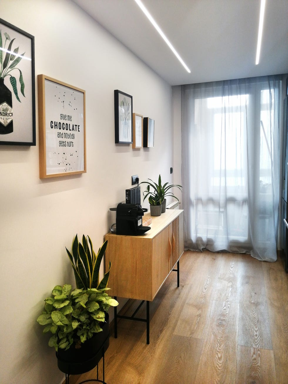 aparador moderno de madera con patas de acero