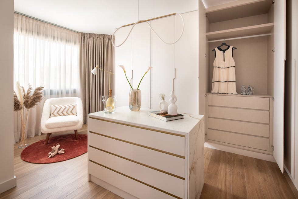 vestidor con cómoda en el medio