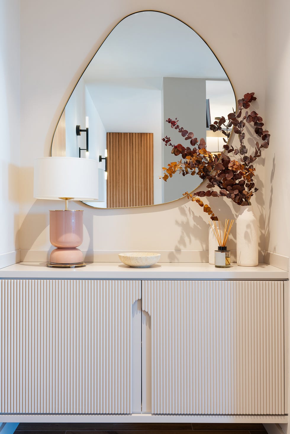 mueble de recibidor acanalado