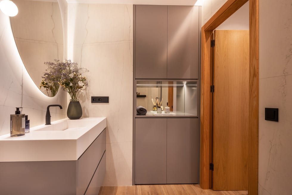 baño con mueble volado gris