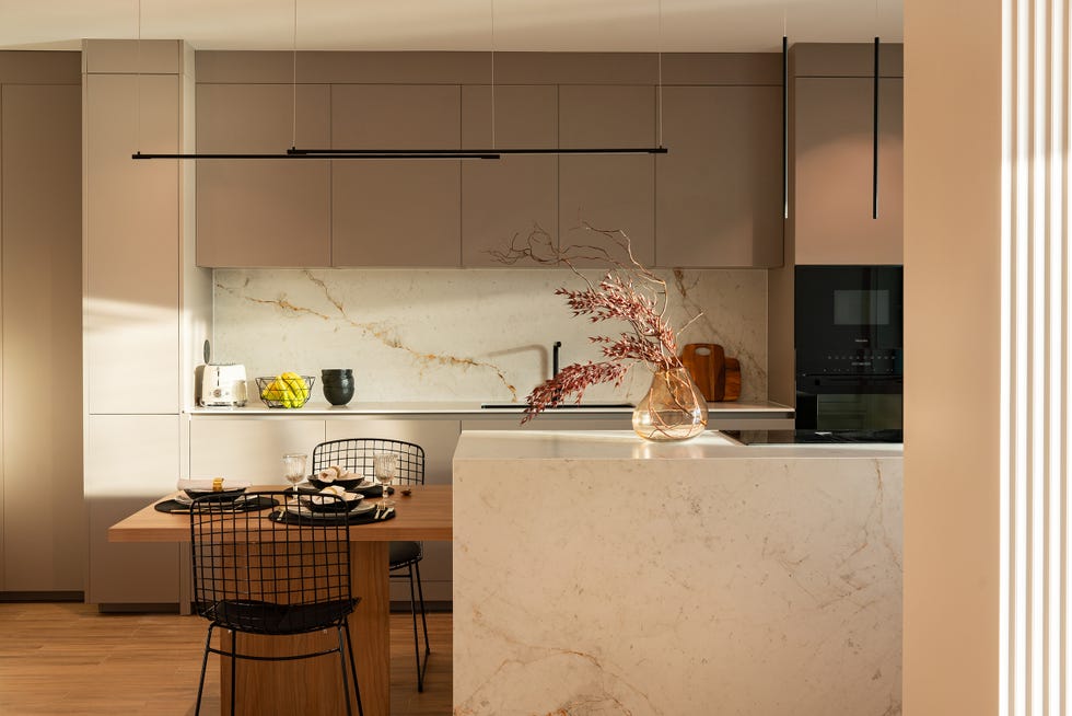 cocina con isla y mesa de comedor