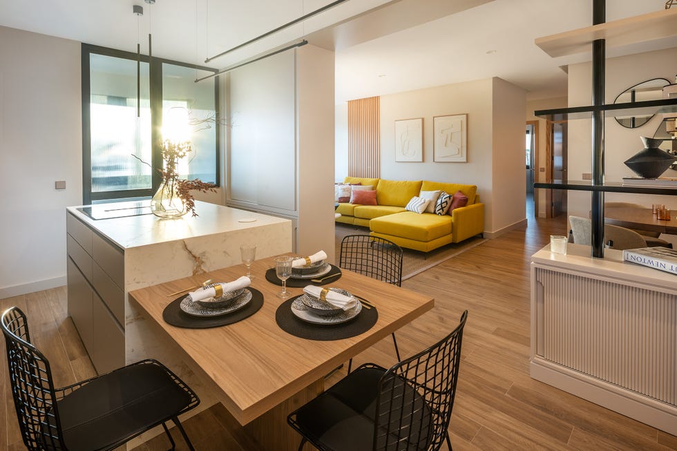 cocina con isla y mesa de comedor