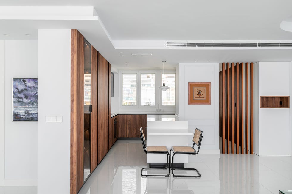 cocina con isla blanca y frentes de madera