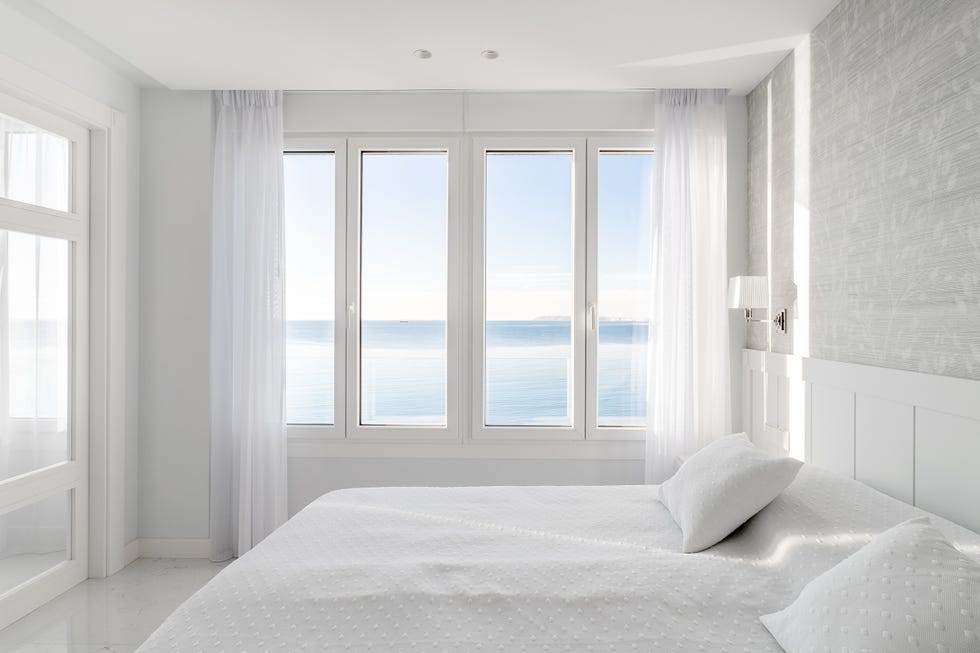 dormitorio blanco con vistas al mar