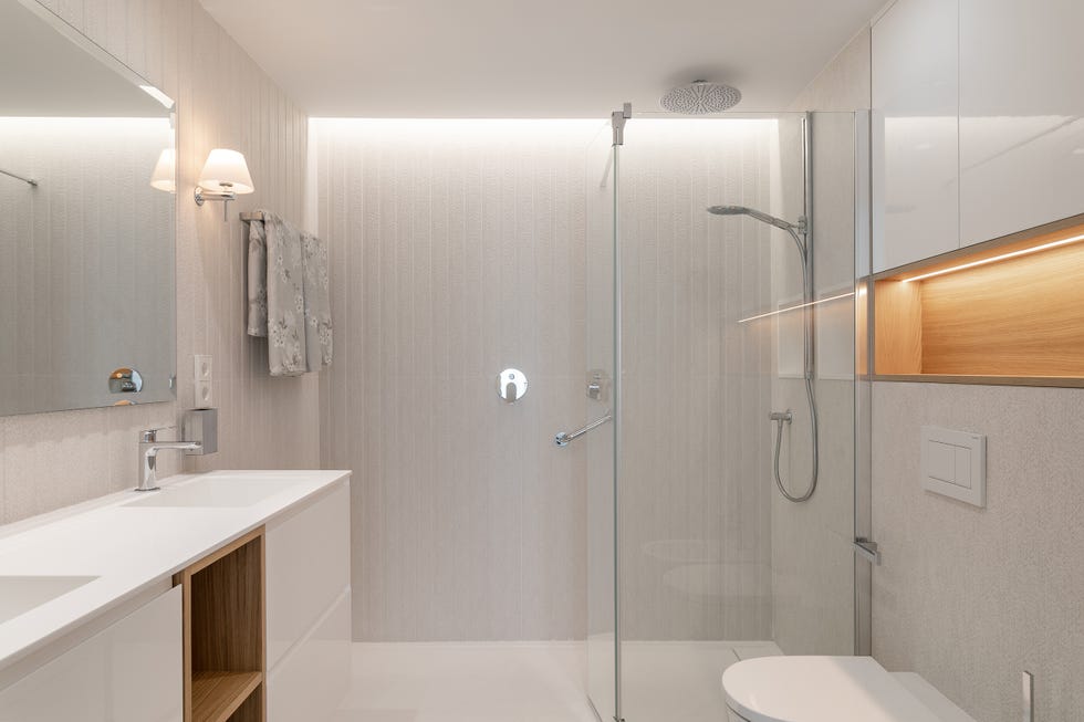 baño con mueble blanco y ducha con revestimientos cerámicos