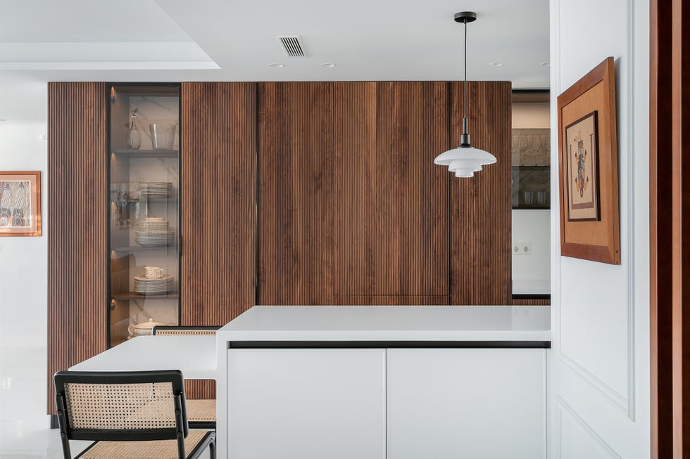 cocina con armario de madera y vitrina