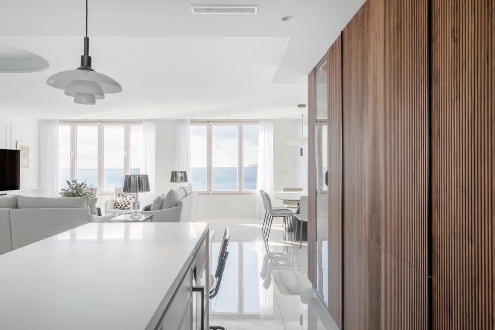 cocina con isla y panelado de madera