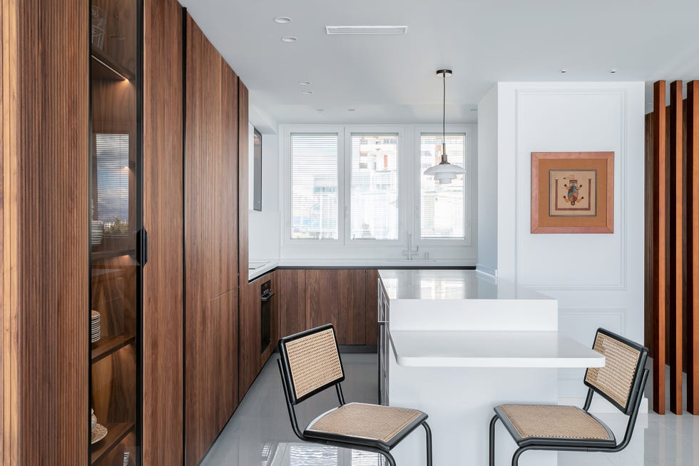 cocina con isla blanca y frentes de madera